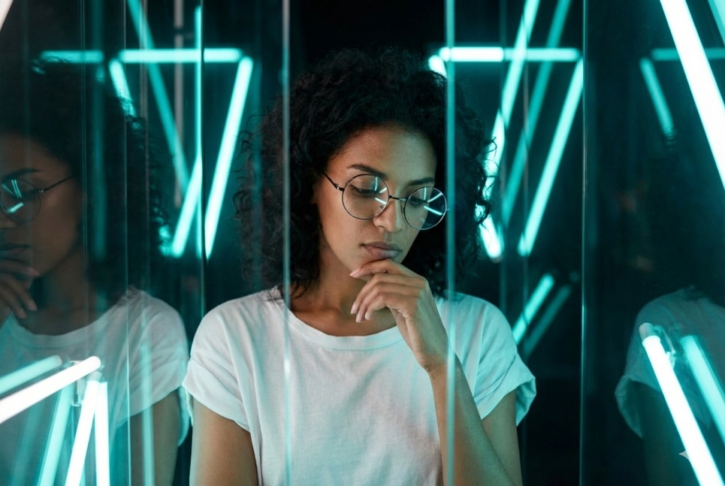 Kinematisches Modeporträt (Neon & Glas)